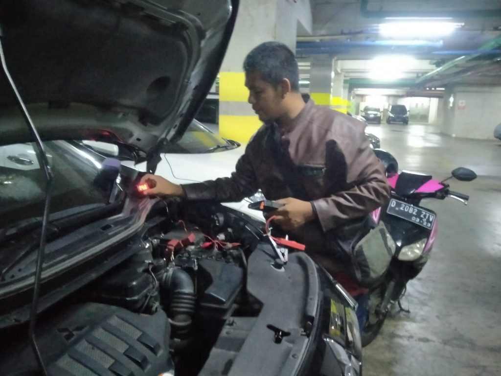 Montir mobil panggilan memperbaiki kendaraan di lokasi pelanggan