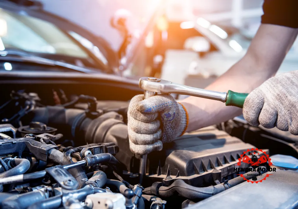 Bengkel mobil panggilan murah sedang menangani mobil mogok.
