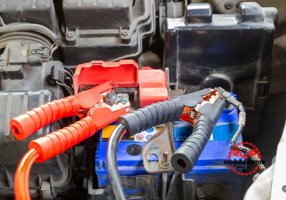 Bengkel panggilan sedang menangani sistem kelistrikan mobil.