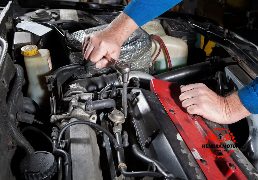 Bengkel panggilan sedang melakukan tune up kendaraan. Bengkel Panggilan 24 Jam Bandung