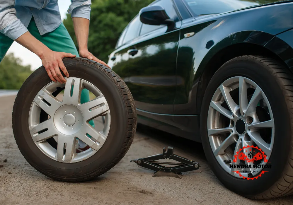 Bengkel panggilan sedang menangani mobil mogok.