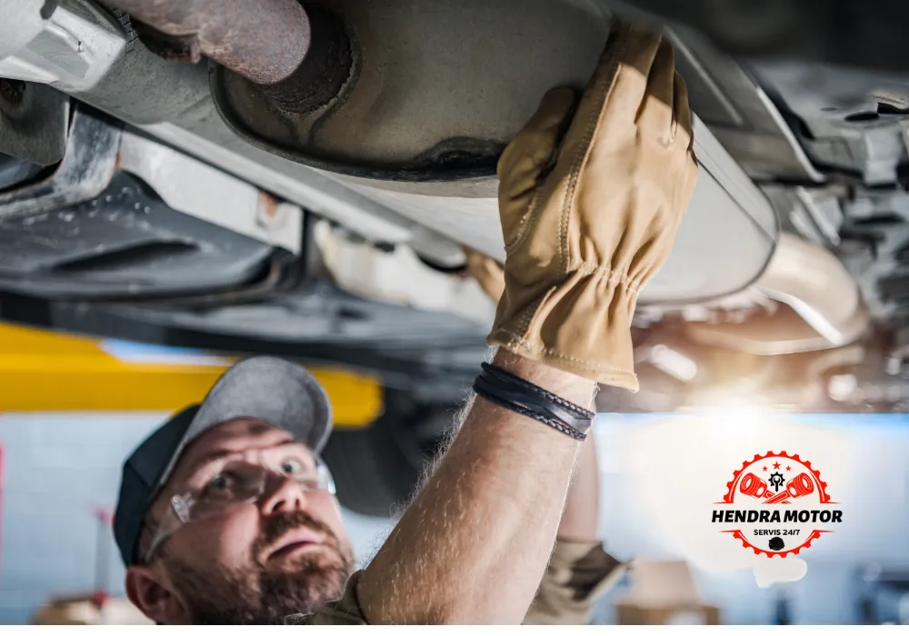 Jasa bengkel panggilan murah sedang melakukan tune up kendaraan.