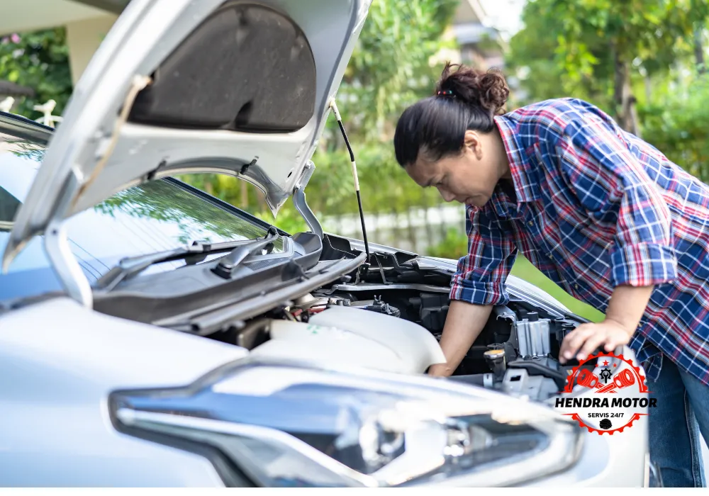 Jasa bengkel panggilan murah sedang menangani mobil mogok.