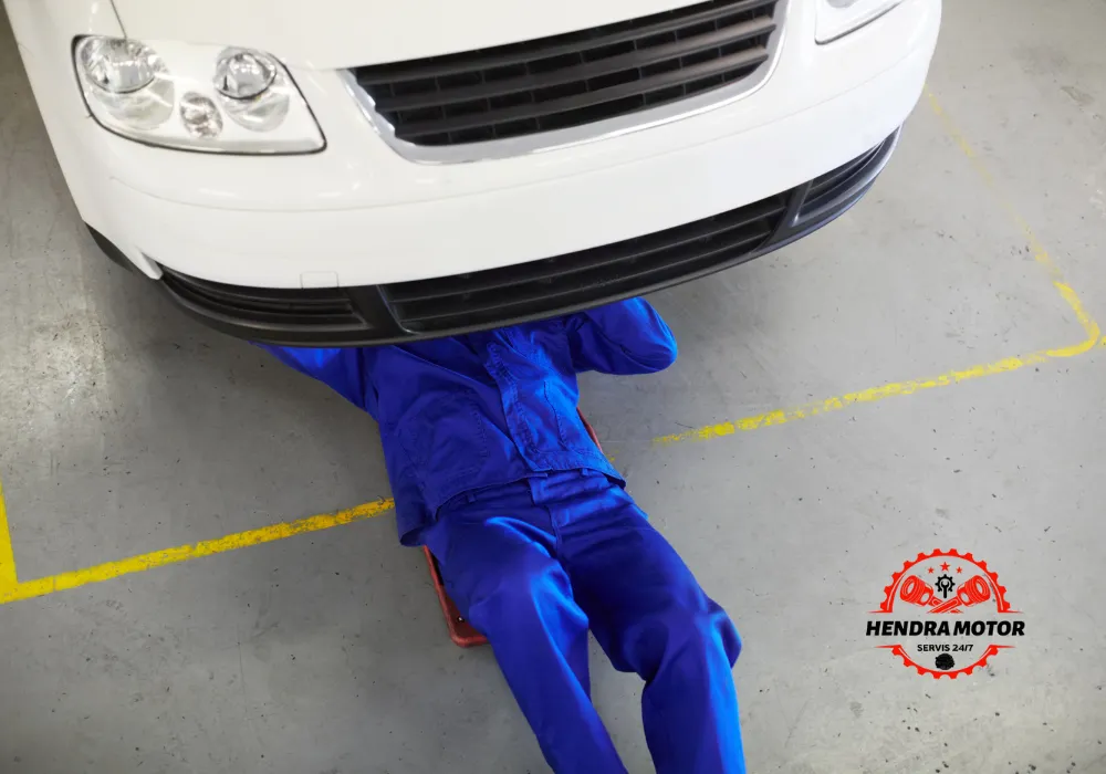 Mekanik mobil panggilan sedang melakukan tune up kendaraan.