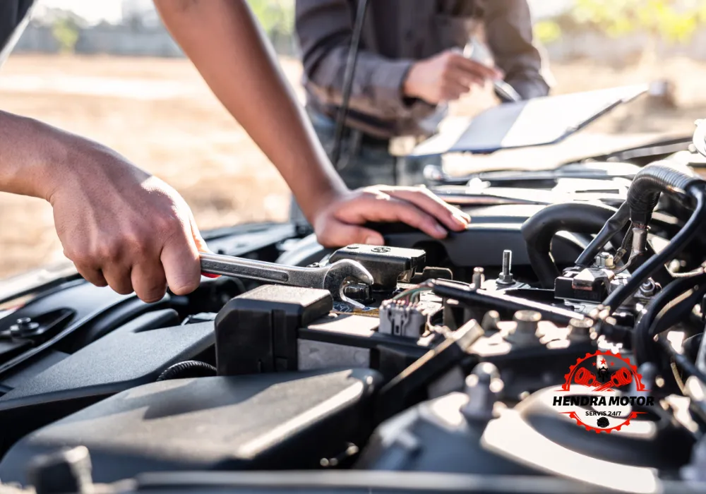 Mekanik mobil panggilan sedang menangani mobil mogok.