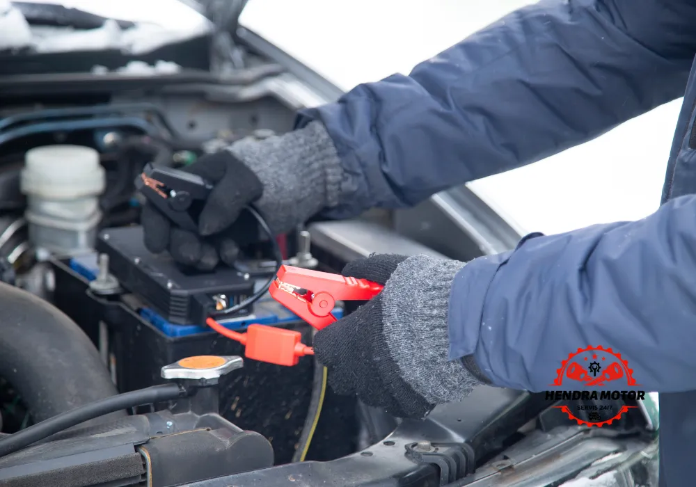 Mekanik panggilan sedang melakukan jumper aki kendaraan. Mekanik panggilan 24 jam Bandung
