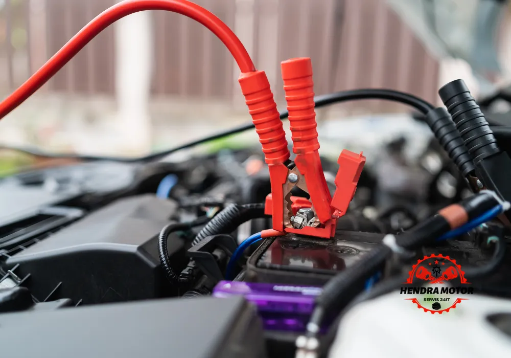 Montir panggilan sedang menangani sistem kelistrikan kendaraan.