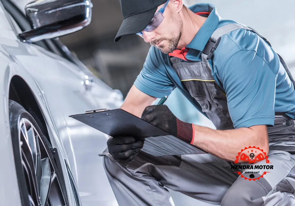 Montir panggilan sedang melakukan perawatan berkala. Montir mobil panggilan terdekat Bandung