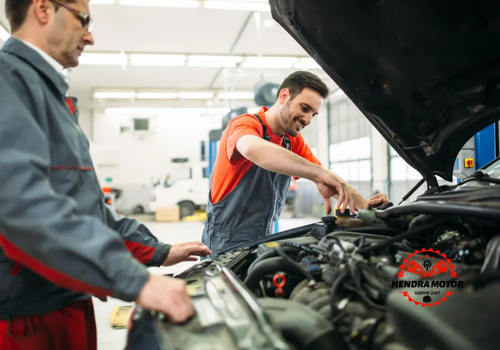 Montir panggilan sedang melakukan service berkala mobil. Service Mobil Panggilan Terdekat Bandung