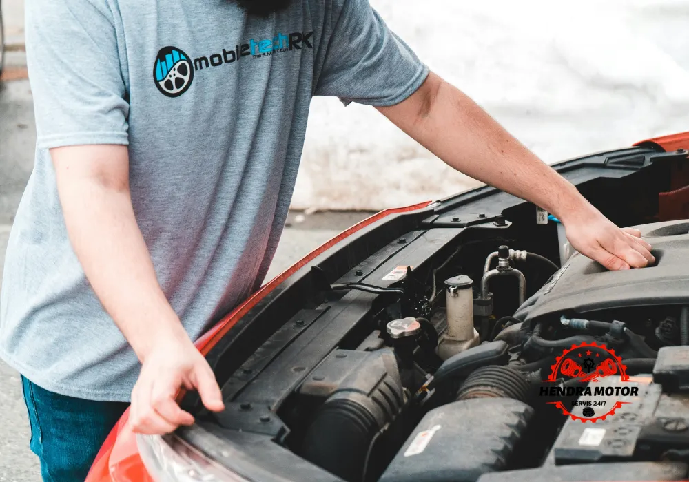 Montir panggilan sedang menangani mobil mogok. Montir mobil panggilan terdekat Bandung