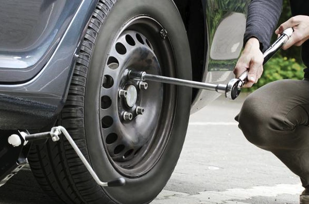 Montir panggilan mengganti ban mobil