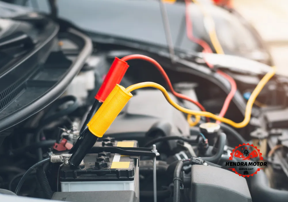 Service mobil panggilan sedang melakukan jumper aki kendaraan.