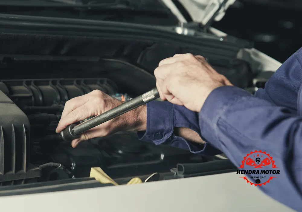 Service mobil panggilan sedang melakukan tune up kendaraan.
