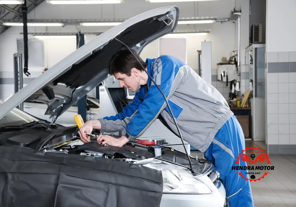 Service mobil panggilan sedang menangani sistem kelistrikan mobil.