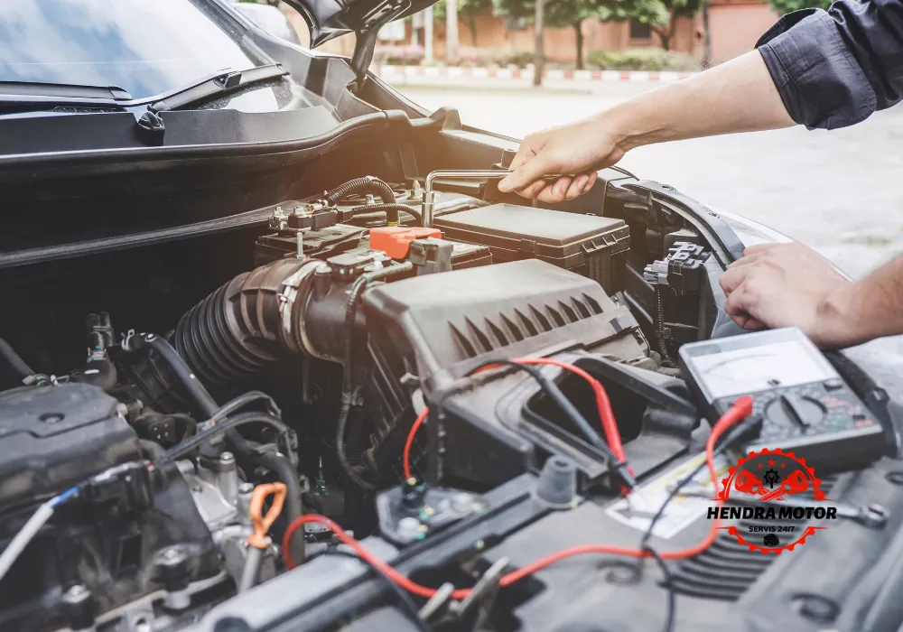 Montir mobil panggilan murah sedang menangani mobil mogok."